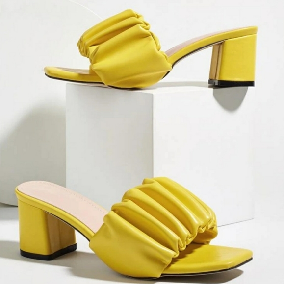 Yellow sandals - Picture 2 of 7